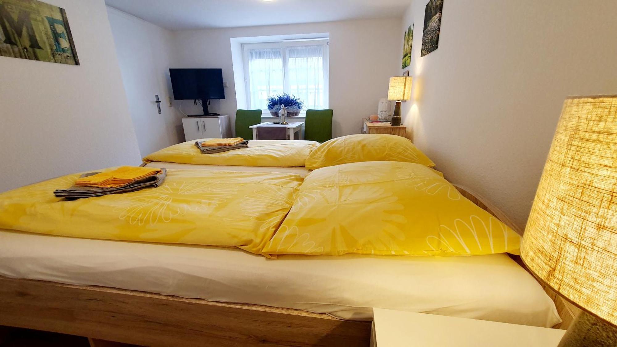 Apartment Gruener Fuerst Mit Sitzecke Im Innenhof & Naehe Park & Erdgeschoss バート・ムスカウ 部屋 写真